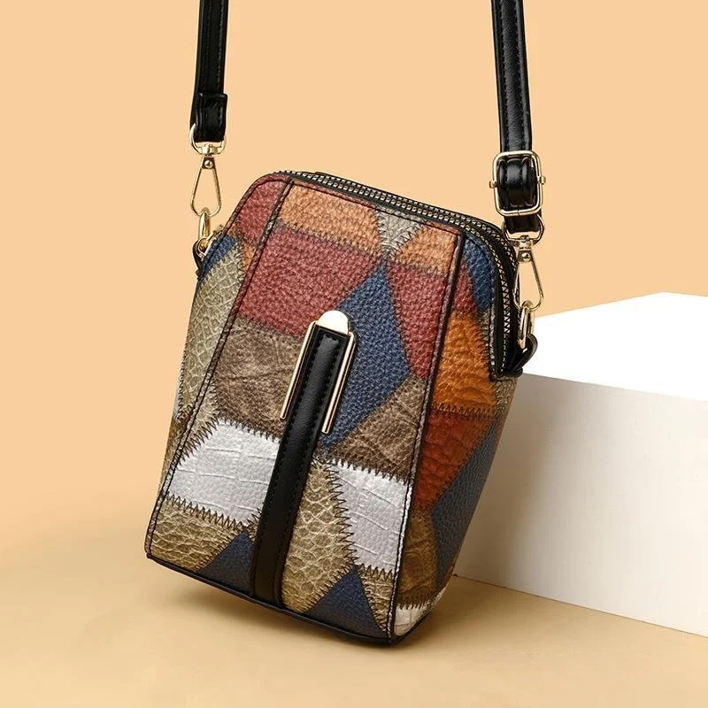 Modische Schultertasche aus weichem Leder mit Ziernähten. Perfekt für den Alltag, bietet Stil und Komfort. Ein Must-have-Accessoire.
