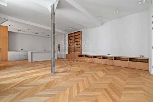 Living room with parquet floor and open kitchen - Luxury property for sale in Paris 1er, 5 rooms, 3 bedrooms