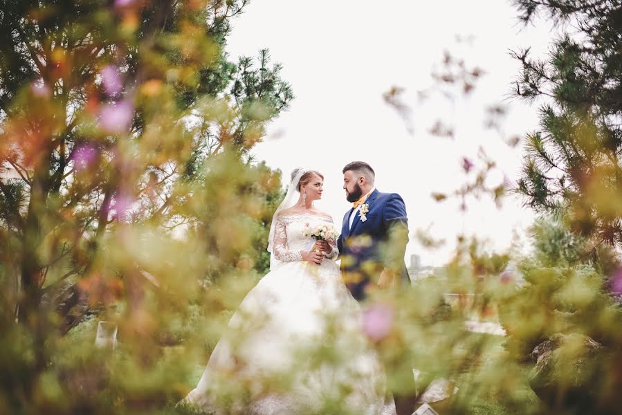 Fotógrafo de casamento Denis Khuseyn (legvinl). Foto de 9 de dezembro 2017