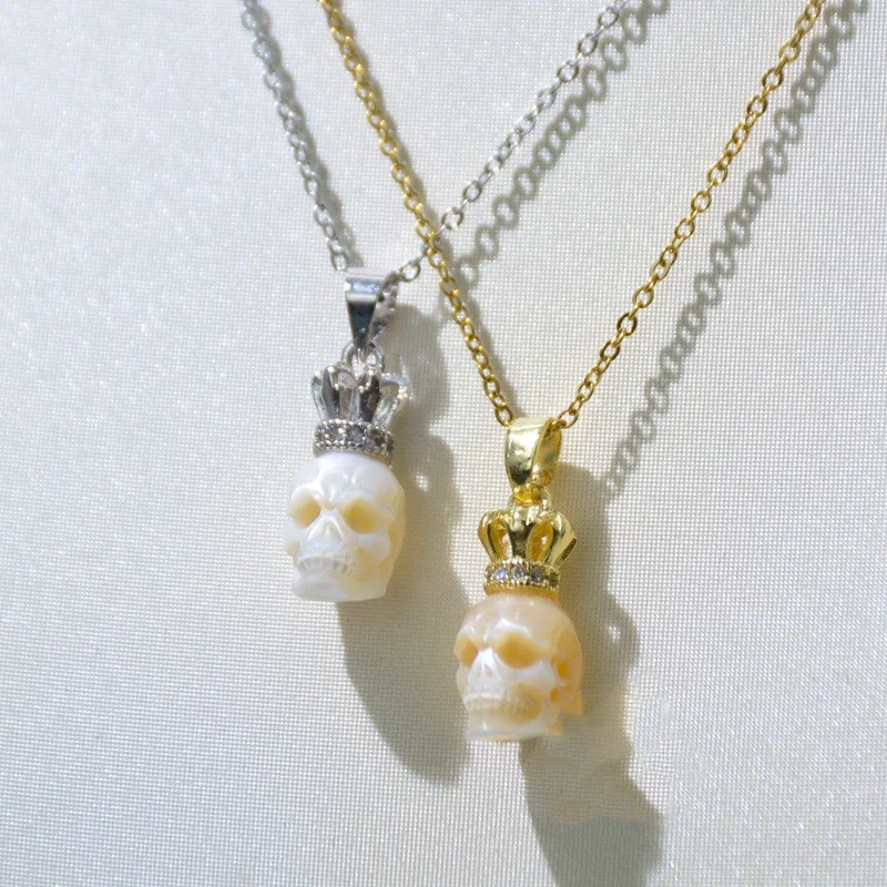 Colar de pérolas com pingente de coroa de pérolas e caveira, enfeite de Halloween de cabeça de fantasma, estilo gótico.