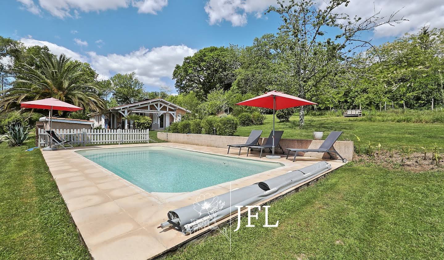 House with pool and terrace Saint-Martin-de-Hinx