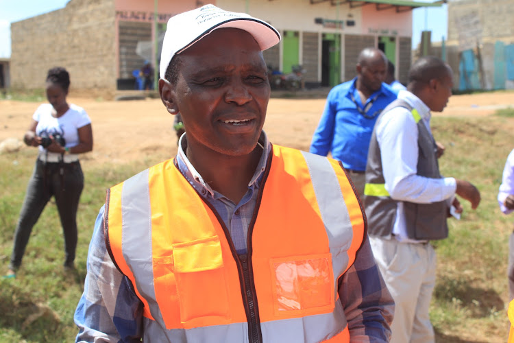 KeNHA Board Chairman Wangai Ndirangu adressing journalists at Kanyonyoo junction along Thika-Garissa highway on Monday