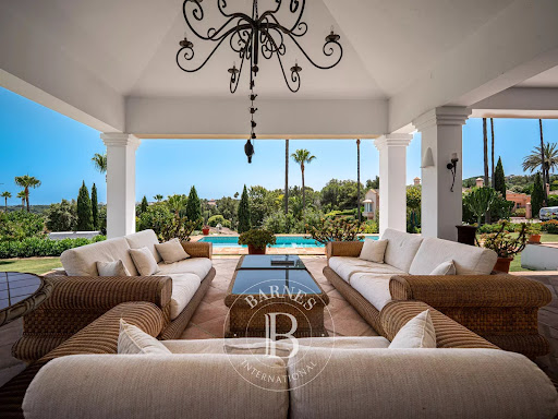 Villa with pool 3