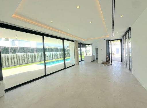 Villa avec piscine et terrasse 2