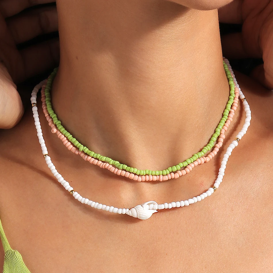 Damesketting met kleurrijke, veelzijdige parelrijst kralen. Uniek design, past bij elke outfit. Een elegante en stijlvolle accessoire.
