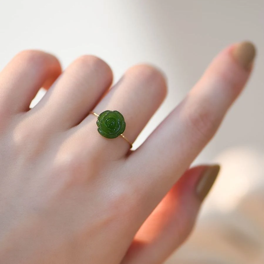 Bague pour femme avec rose blanche au doigt, un bijou design et féminin, idéal pour rehausser votre style et attirer tous les regards.