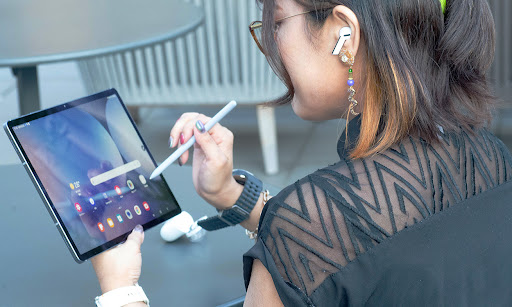 「Galaxy Buds3 Pro」と「Galaxy Tab S10+」を操作する様子