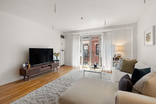 Modern living room with TV and white sofa - Prestige apartment / penthouse for sale in Boston, 1 bedroom