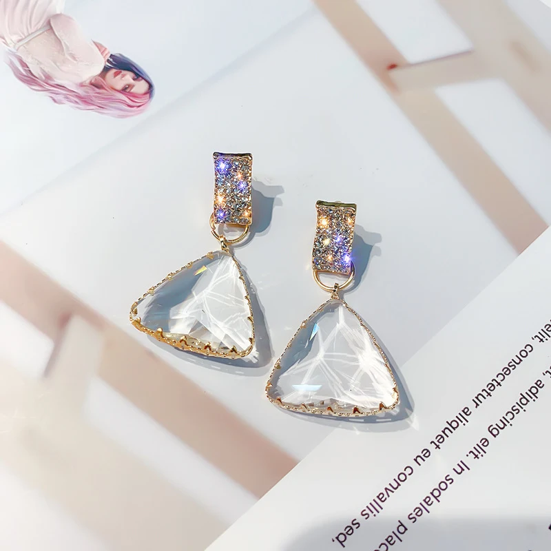 Geometrijske trouglaste kristalne minđuše sa dijamantima, dodajte sjaj i eleganciju svom izgledu. Idealno za svaku priliku.