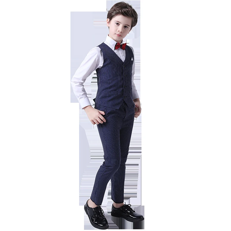 Conjunto infantil de verão com listras, colete e calças. Conforto e estilo para os dias de sol. Perfeito para brincar e se divertir com um visual moderno.