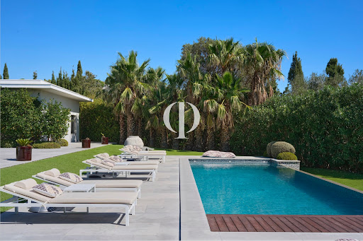 Swimming pool and lounge chairs in lush garden - Buy this luxury property in Grimaud, 6 rooms, 4 bedrooms
