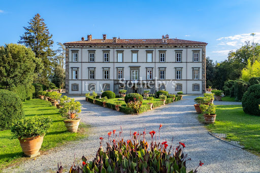 Buy this luxury villa in Capannori (Italy) with pool and garden