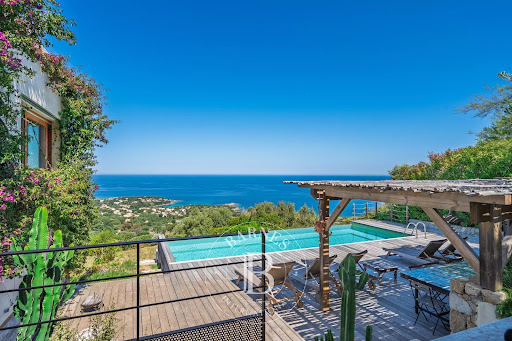Seaside villa with pool and garden 4