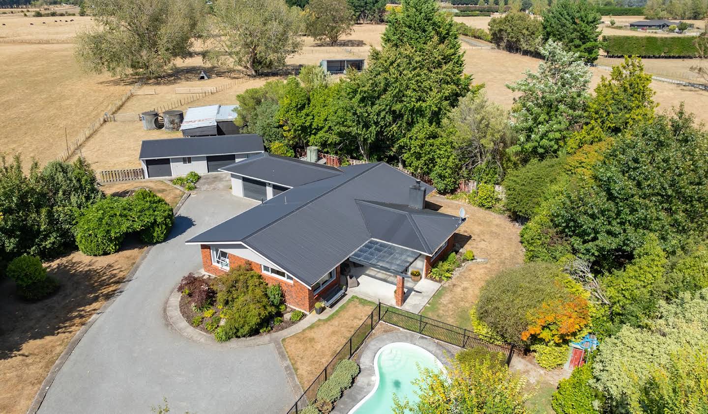 House with pool and garden Masterton