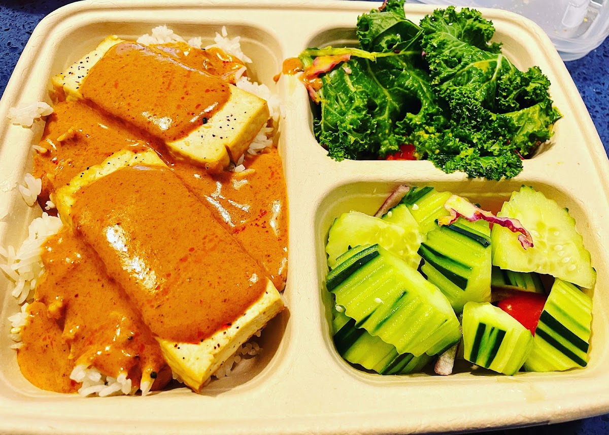 veganmassaman over tofu and rice eitth cucumber & kale salad 😋