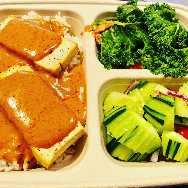 veganmassaman over tofu and rice eitth cucumber & kale salad 😋