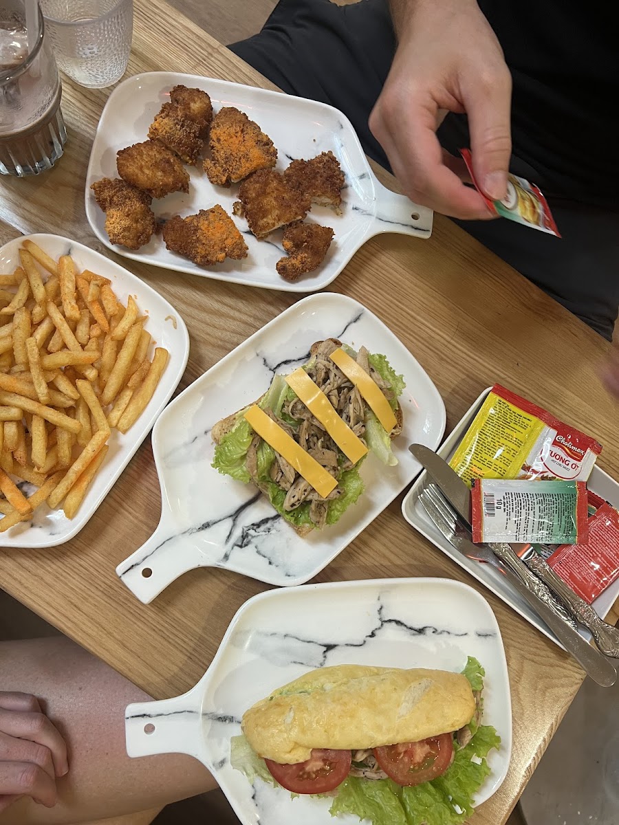 Note: pic was taken with fries seasoning (not gf) and my partner had the nuggets and the 3 slice cheese toast.