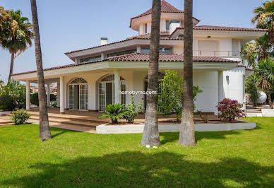 Villa avec piscine et terrasse 2