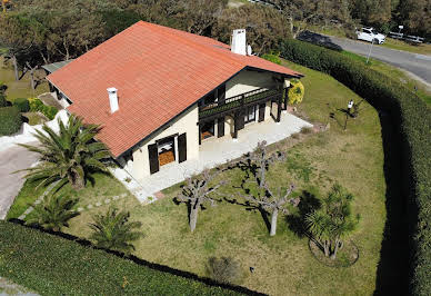 Seaside villa with garden 3