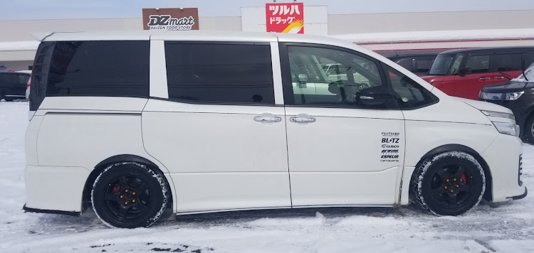 ヴォクシーのアゲ系・アゲ・ZRR80・アップサス・足回り交換に関するカスタム事例の投稿画像1枚目