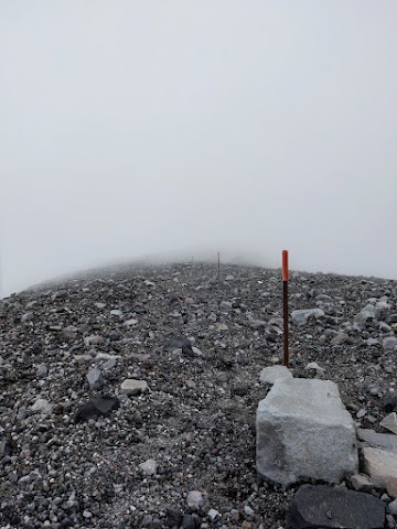 Misty Fanthams Peak and Syme Hut Track Scree and snow poles