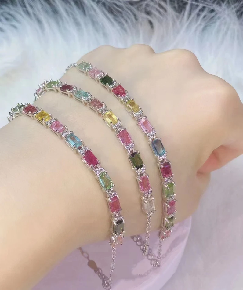 12 natürliche Turmalin Armbänder mit Feuerfarben für positive Energie, Schutz und Ausstrahlung im Alltag.