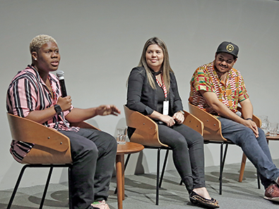 Empreendedores Akin Abaz, Aline Landim e Thiago Vinícius em apresentação no palco