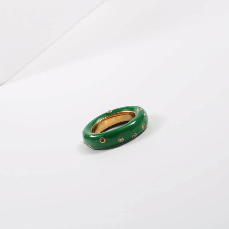Anello smaltato verde da donna in acciaio titanio, elegante e durevole. Gioiello raffinato per un look moderno. Un accessorio essenziale.