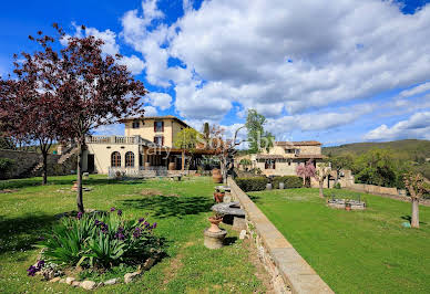 Corps de ferme avec jardin et piscine 4