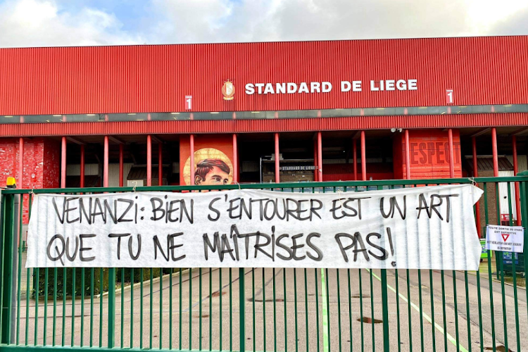 📷 Ultras Standard viseren iedereen bij Standard, zelfs Preud'homme ontsnapt niet: "Vertrek!"