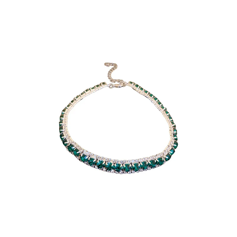 Diamanten en smaragd groene vierkante oorstekers en bijpassende halsketting, tijdloze sieradenset voor een elegante uitstraling.