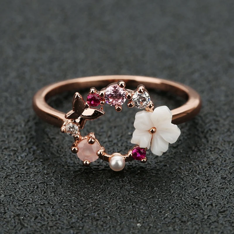 Bague fleur papillon, un bijou enchanteur. Un accessoire sublime pour toutes les occasions, offrant une touche de grâce naturelle et un éclat unique.
