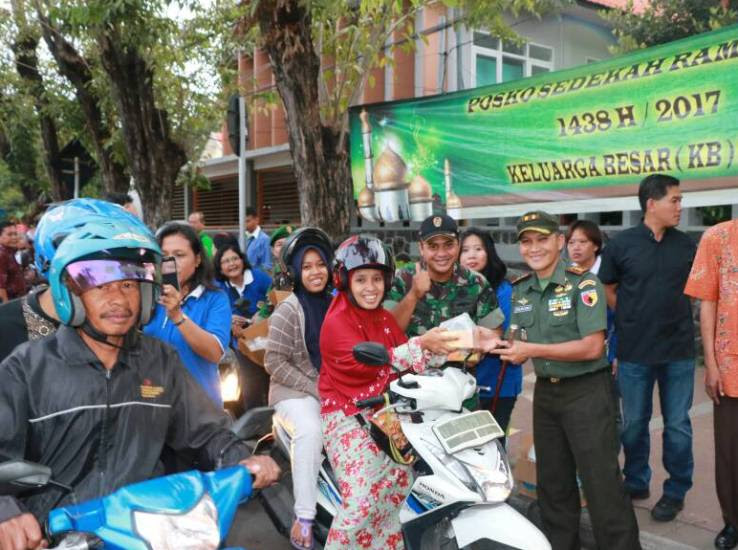 Dandim 0816/Sidoarjo Bagi Takjil