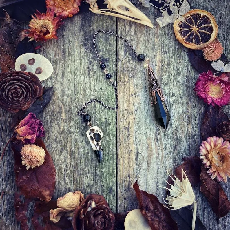 Breloques en cristal pour ornements de corbeau. Parfaits pour la création de bijoux DIY uniques et scintillants.