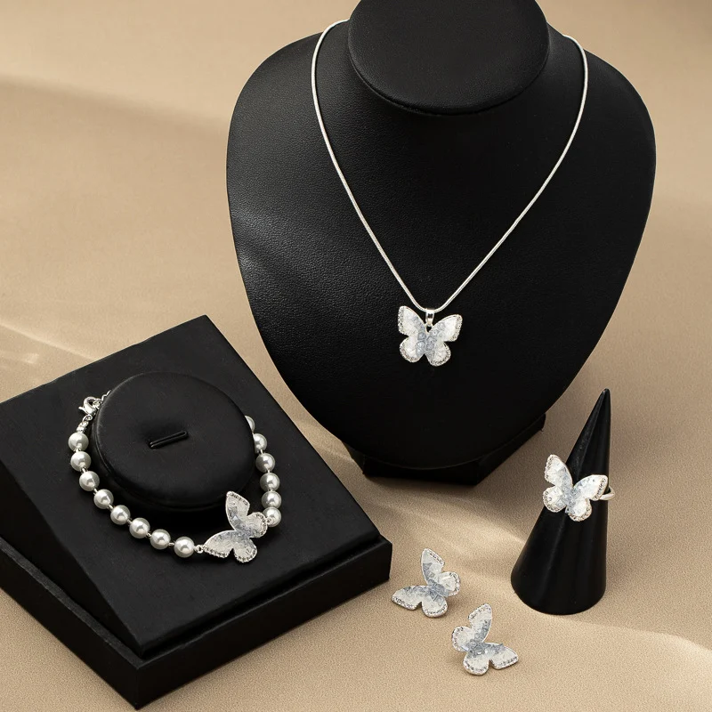 Blauwe kristallen vlinderketting voor dames, mode sieraden met gradiënt kristal, een stijlvol en elegant accessoire.