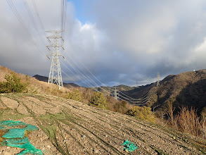 鉄塔から右に狗留孫山