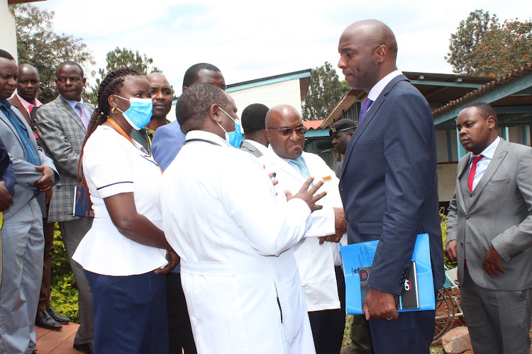 Murang'a Governor Irungu Kang'ata with medics at Murang'a Level 5 hospital.