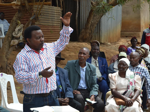 Dr. Temi Mutia addressing the Mango farmers from Mwingi west sub-county at Itoloni on Tuesday. Photo by Musembi Nzengu