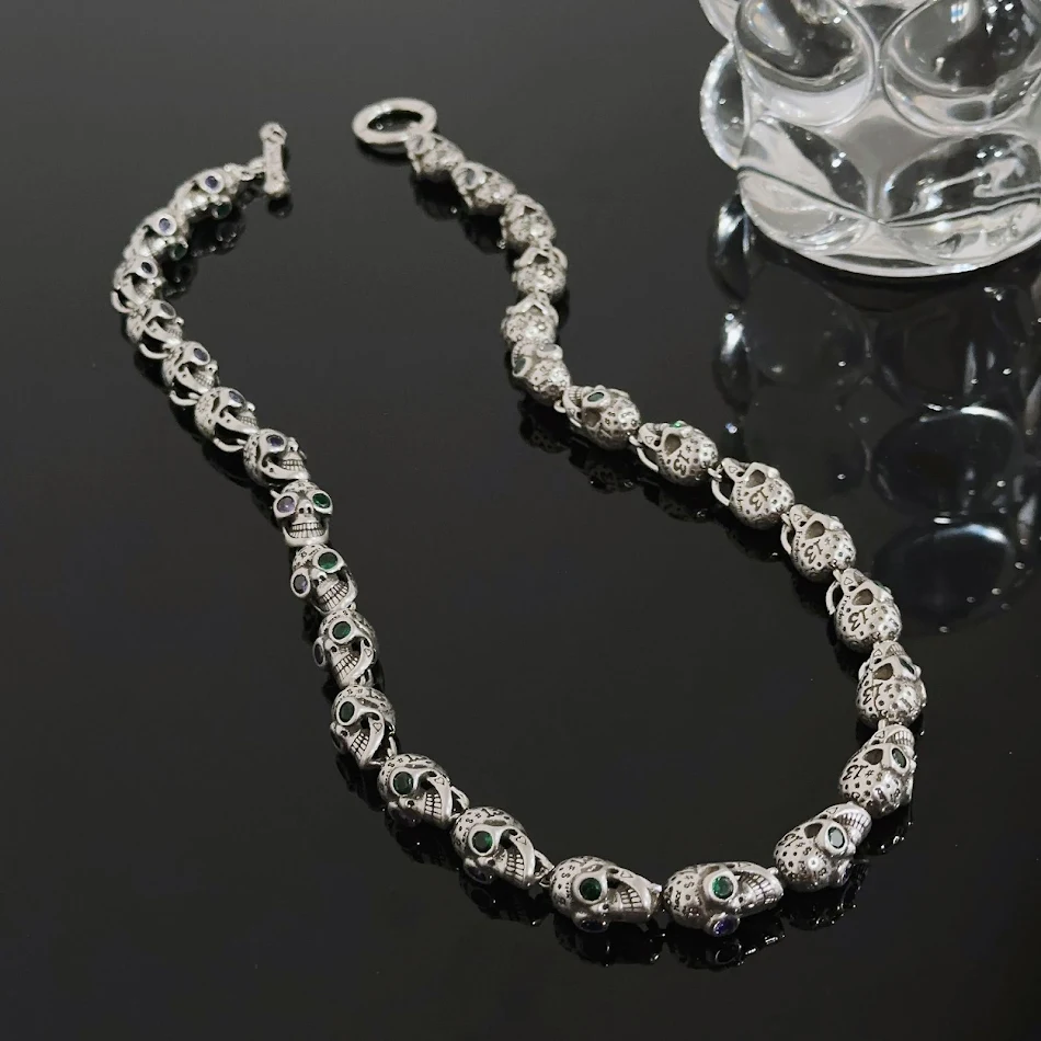 Collier, bracelet et boucles d'oreilles tête de mort 3D en argent cooperized pour un style industriel lourd et unique.