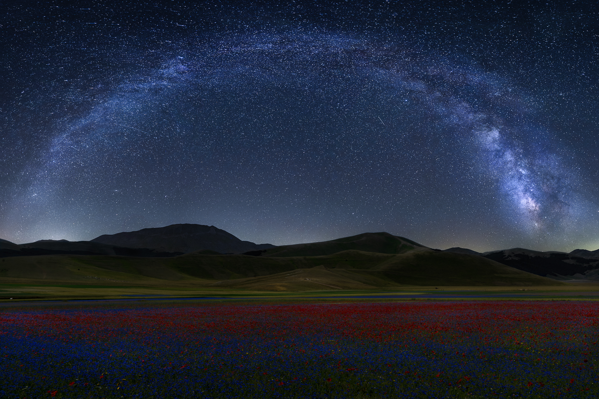 Arco della via lattea sulla piana di Castelluccio di Norcia - libera interpretazione di alessandrobarnes