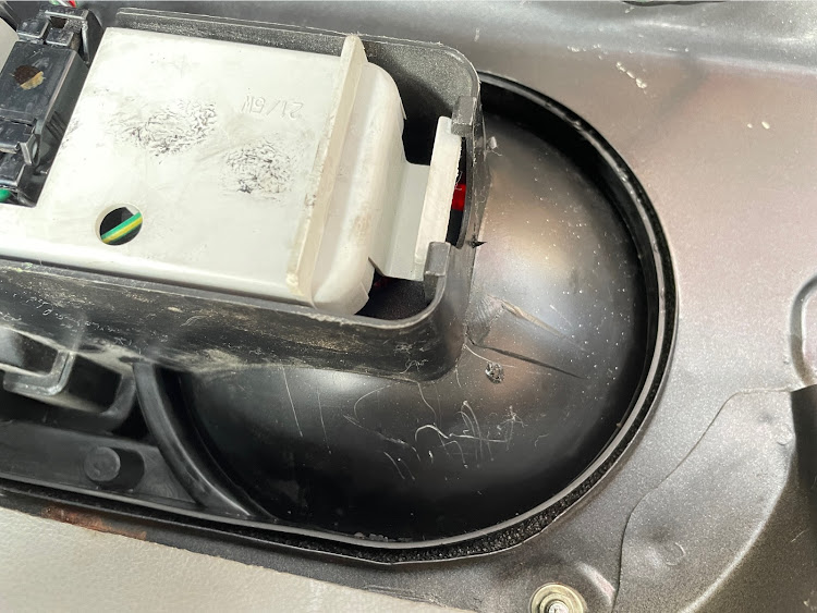 スカイライン GT-Rのテールライト・純正・コーキング・ブチル・防水テープに関するカスタム事例の投稿画像8枚目