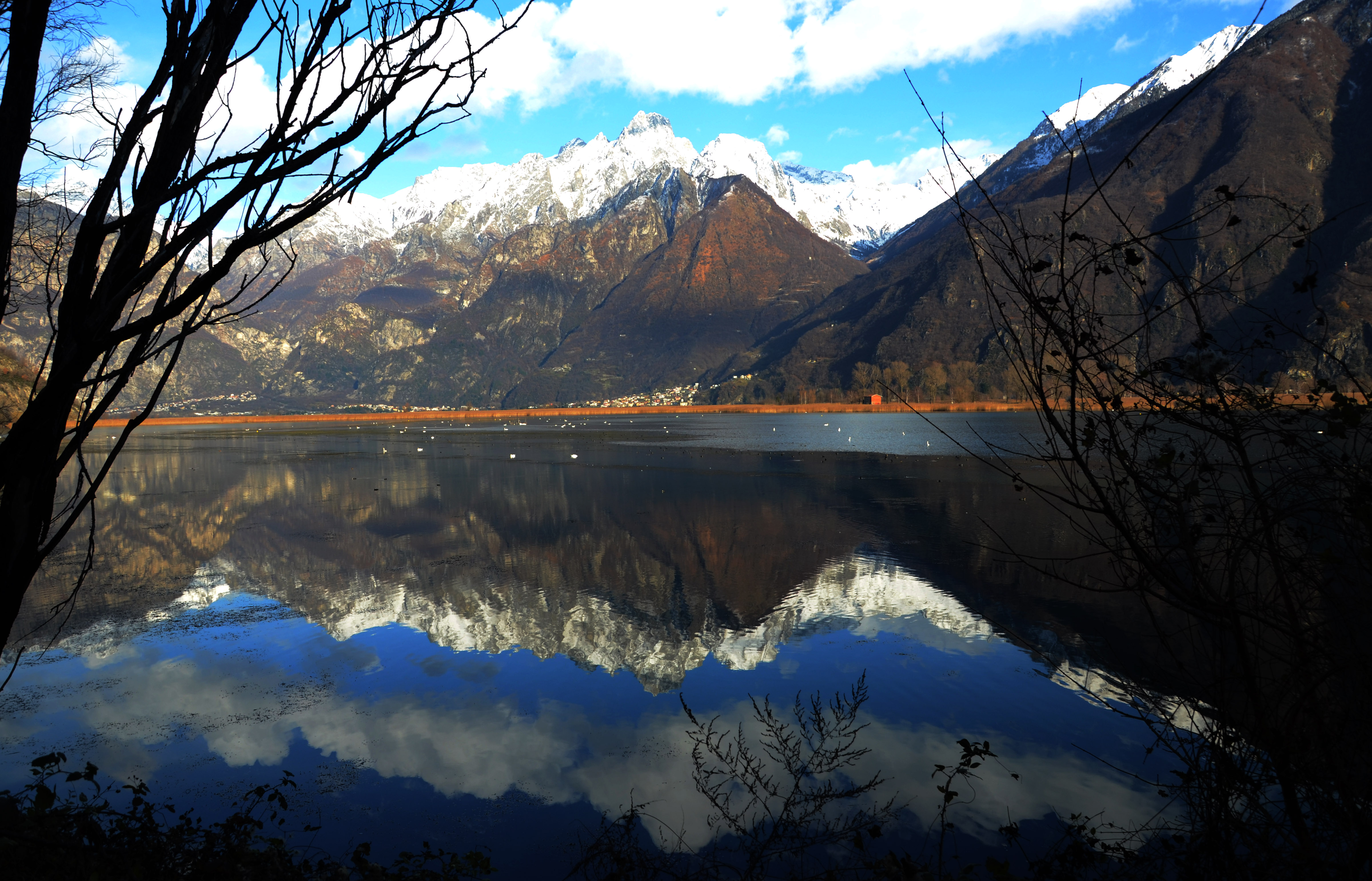 Monti riflessi nel lago