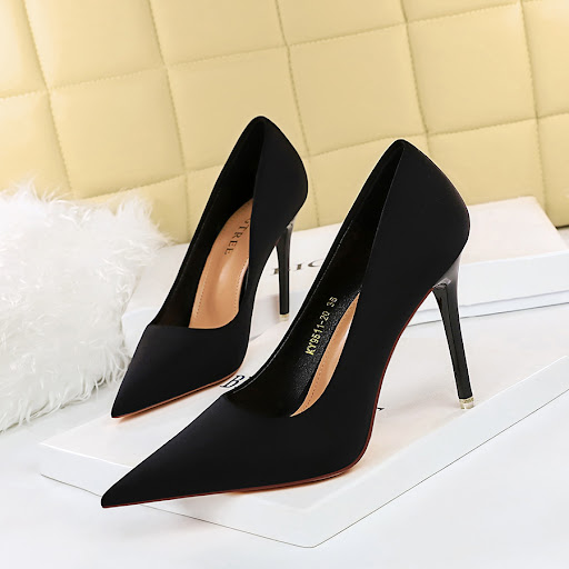 Title 6, Modieuze, eenvoudige stiletto pumps met spitse ...