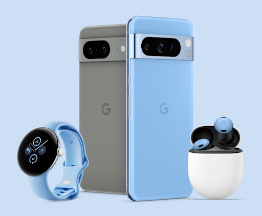 Google Pixel Watch 2、Google Pixel 8、Google Pixel 8 Pro、Google Pixel Buds がすべて並べて置かれている。