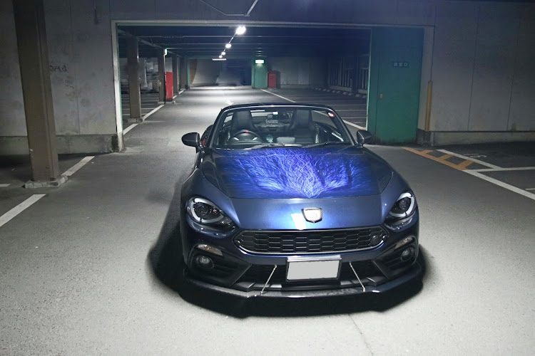 124スパイダーの梅雨明けまだか・アバルト・駐車場撮影・オープンカーのある生活・夜間撮影に関するカスタム事例の投稿画像1枚目