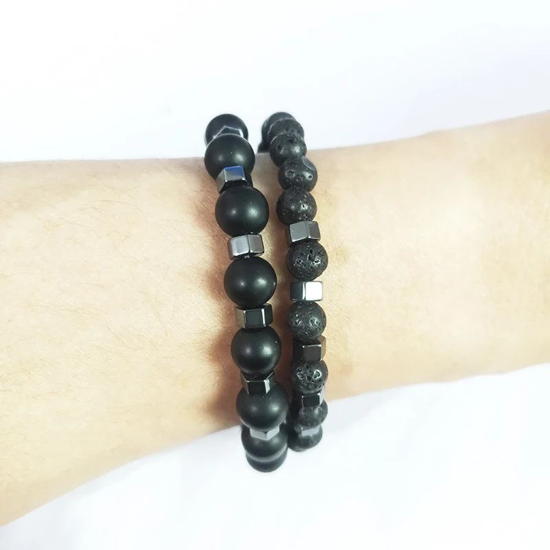 Pulseira masculina de contas espaçadoras de lava preta fosca, elástica e moderna, perfeita para um visual elegante e casual.