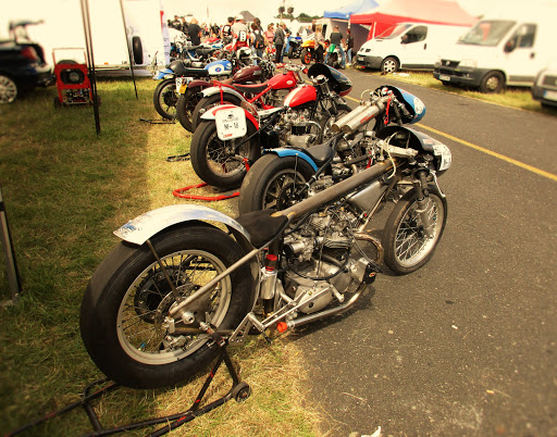 Les machines du team VDBA dans le paddock du Run Cap Sud 2016.