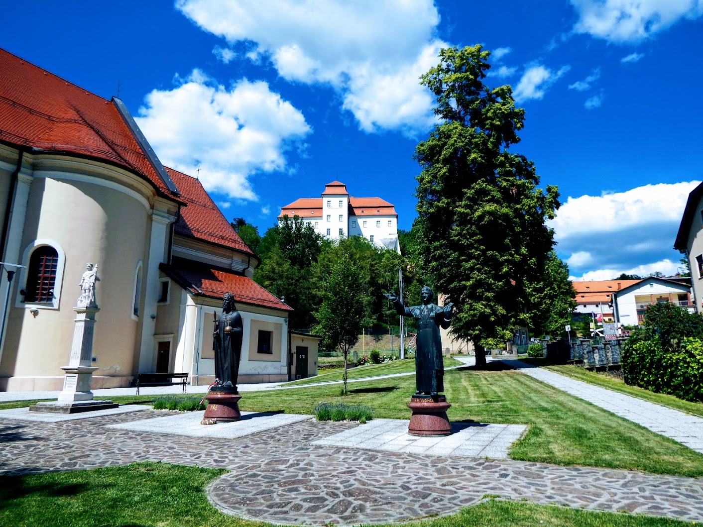 Lendava (Lendva) - kip Anton Martin Slomška na Cerkvenem trgu (Anton Martin Slomšek-szobor a templom téren)