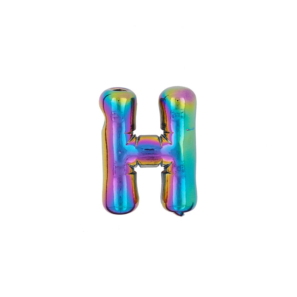 Collier de couple arc-en-ciel avec lettres ballons colorées, pendentif en cuivre. Un accessoire couple vibrant et original.