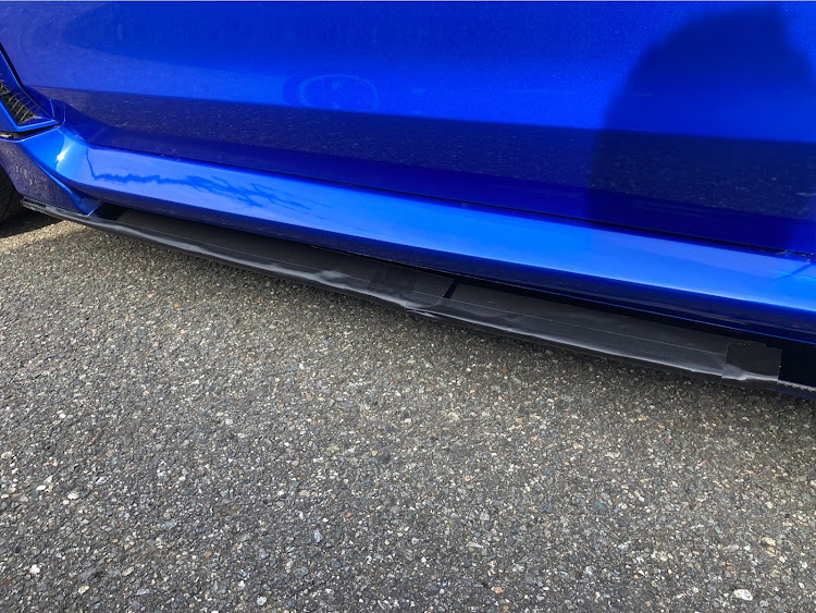 WRX S4のゴリラテープ・エアロパーツ補修・だましだまし・ホイールが欲しい・コメントありがとうございますに関するカスタム事例の投稿画像1枚目
